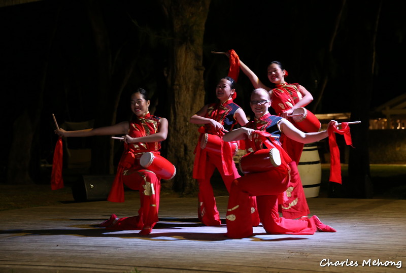 rouge et doré, pour la danse des tambours,