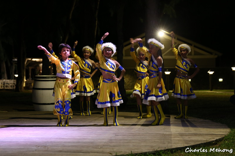 jaune et bleu roi, pour la danse mongole des jeunes cavaliers,